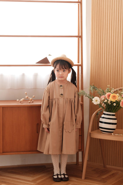 Loose-fitting trench coat